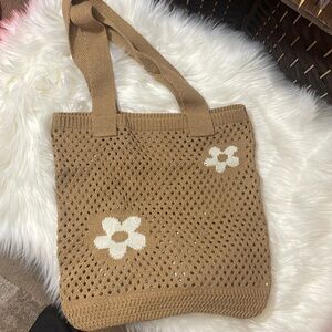 -0001106 NWOT UNIQUE HANDMADE FLOWER PATTERN CROCHET TOTE BAG.